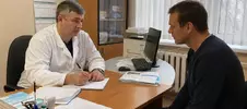 врач оказывает пациенту наркологическую помощь