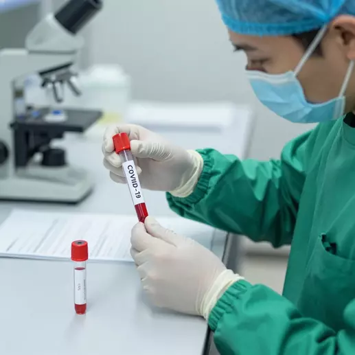 врач проводит тест на COVID-19