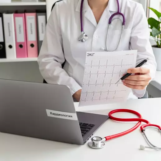 врач кардиолог изучает результаты экг