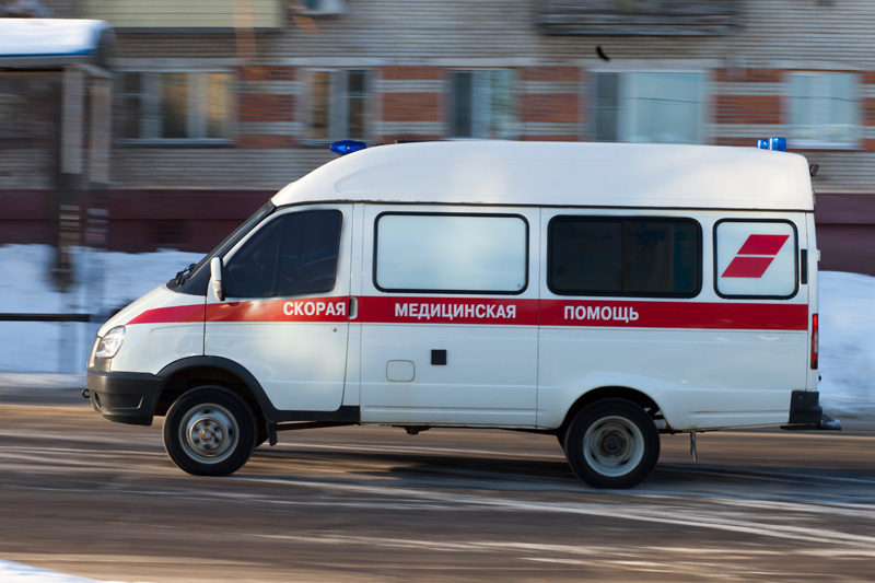 автомобиль скорой помощи для доставки больных до дома, поезда или самолета