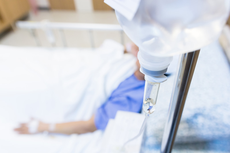 пациент под капельницей для лечения цереброваскулярной болезни